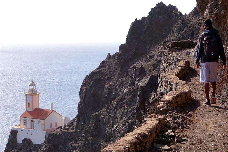 Boek een wandeling naar de Farol Dona Amélia tijdens zonsondergang