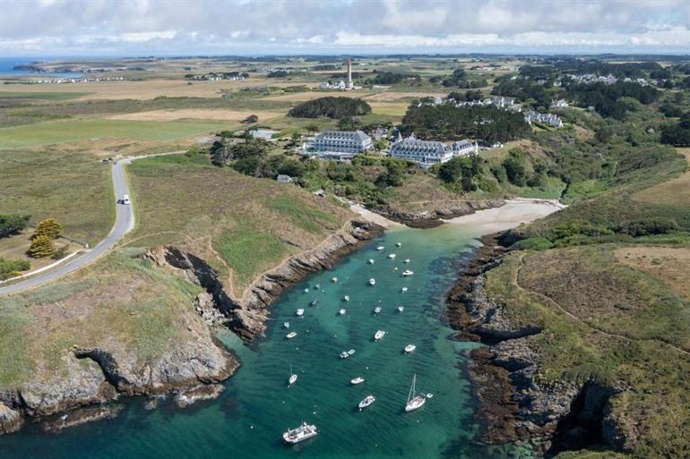 Boek je een verwenverblijf met zicht op de baai van Goulphar