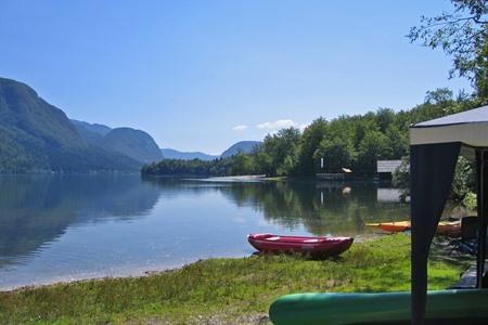 Boek je kampeeravontuur bij Camp Bohinj met uitzicht op het meer