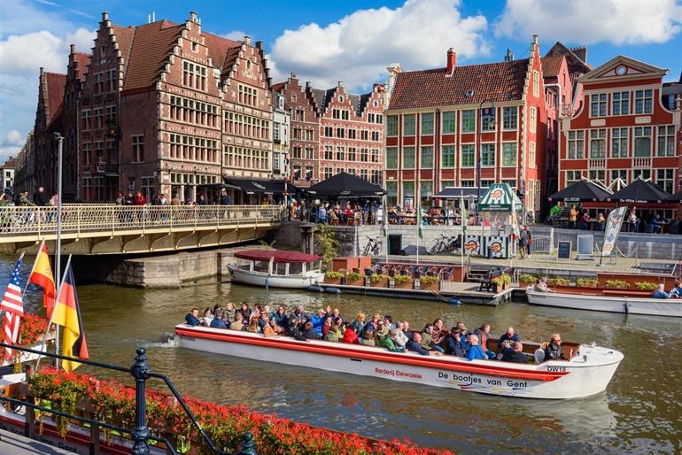 Bootje varen door Gent
