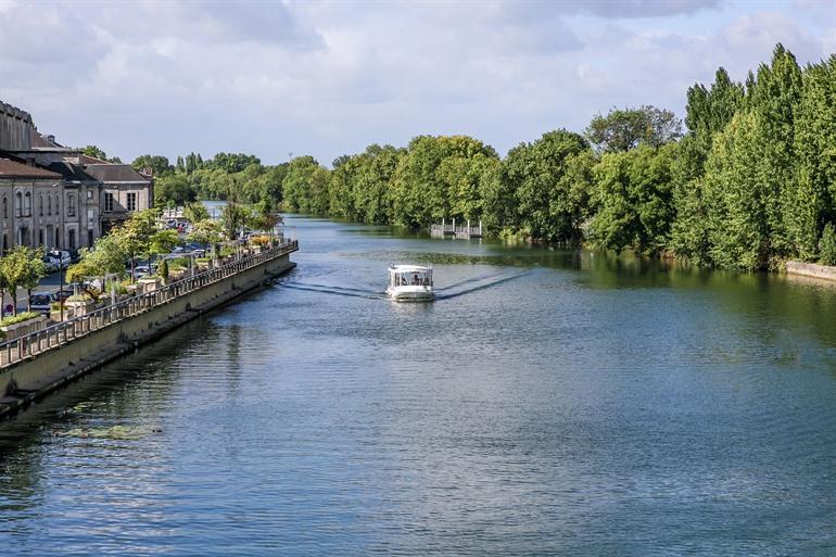 Bootje varen op de Charente