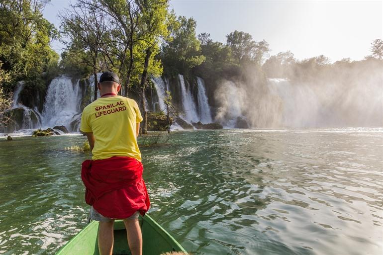 Boottocht door het Kravica natuurpark