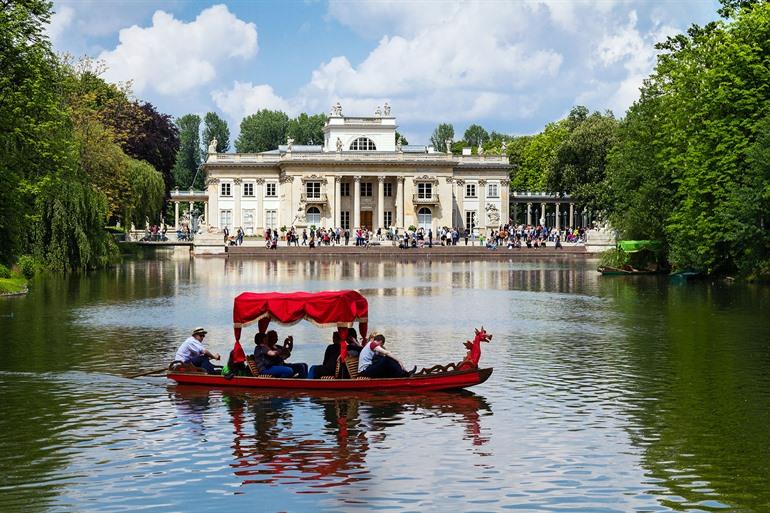 Boottocht langs het Łazienkipaleis, bij Warschau
