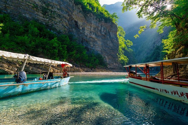 Boottocht maken op de Shala rivier in het Theth Nationaal Park, Albanië