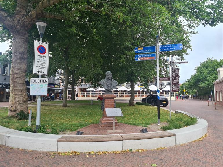 Borstbeeld van dokter Mezger in Domburg