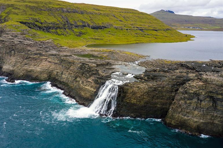 Bøsdalafossur waterval bezoeken, eiland Vágar