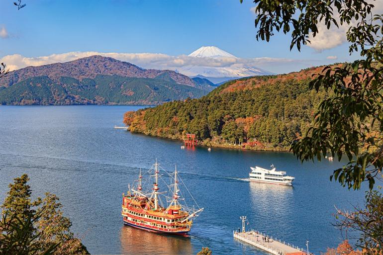 Boten op Lake Ashi met Mount Fuji op de achtergrond