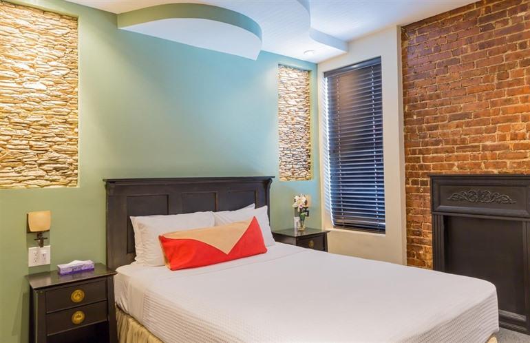 Broadway Hotel & Hostel