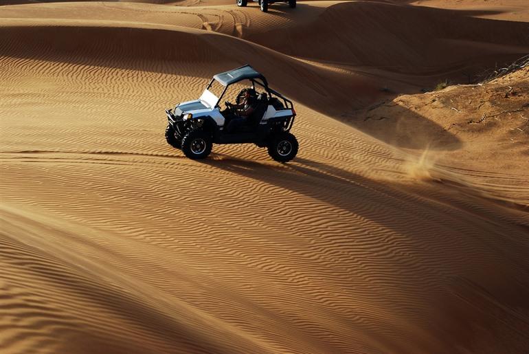 Buggyrit in de woestijn in Dubai, VAE