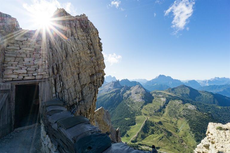 Bunkers uit de Eerste Wereldoorlog, deel van het openluchtmuseum in Cinque Torri, Zuid-Tirol