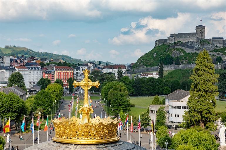 Burcht met het Musée Pyrénées in Lourdes