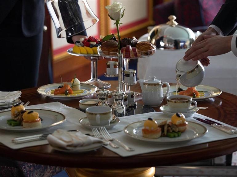 Burj al Arab Sahn Eddar Afternoon tea 