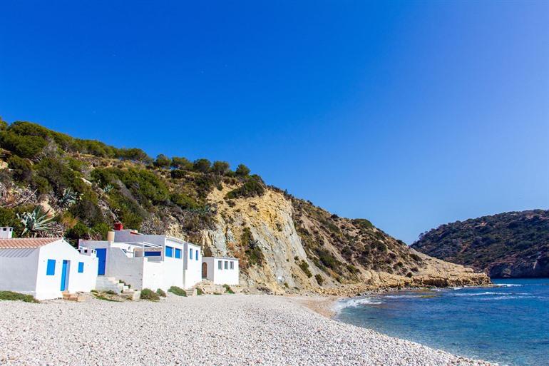 Cala de la Barraca, een rotsachtig strand met oude vissershuisjes, Jávea