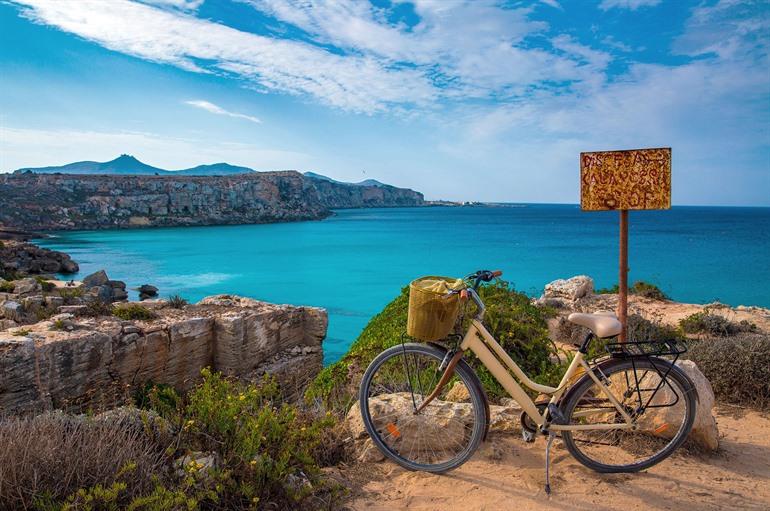 Cala Rossa strand verkennen vanop de fiets, Sicilië