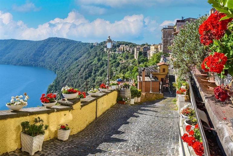 Castel Gandolfo met uitzicht op het meer