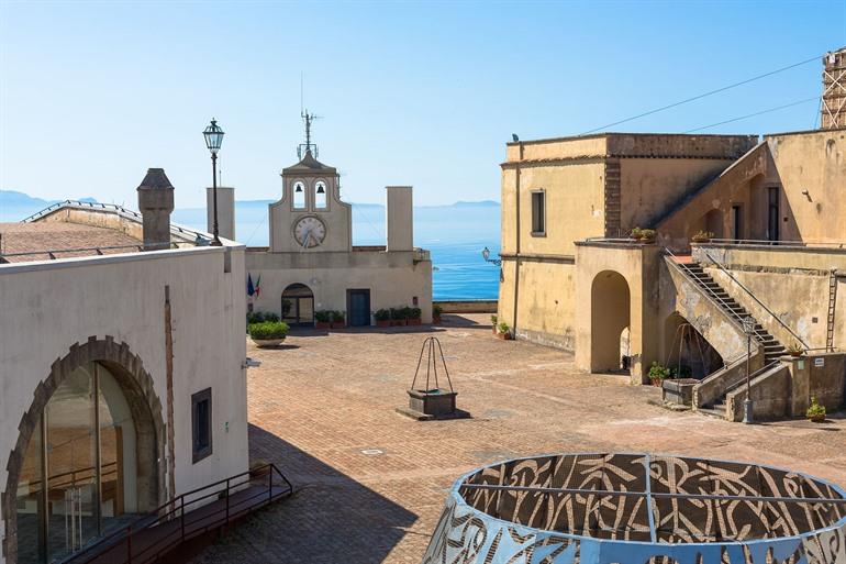 Castel Sant'Elmo bezoeken in Napels