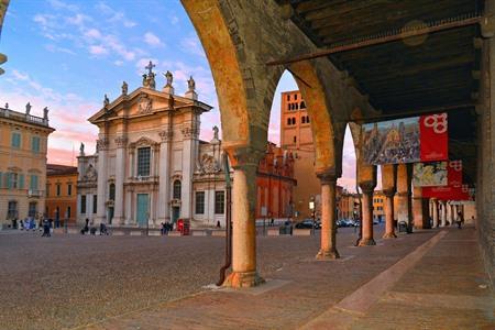 Cattedrale di San Pietro Apostolo op Piazza Sordello, Mantua