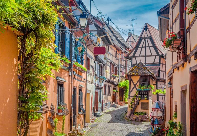 Charmante, kleurrijke dorpje Eguisheim, Frankrijk
