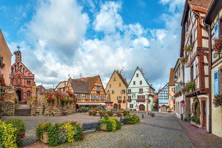 Charmante, kleurrijke dorpje Eguisheim, Frankrijk