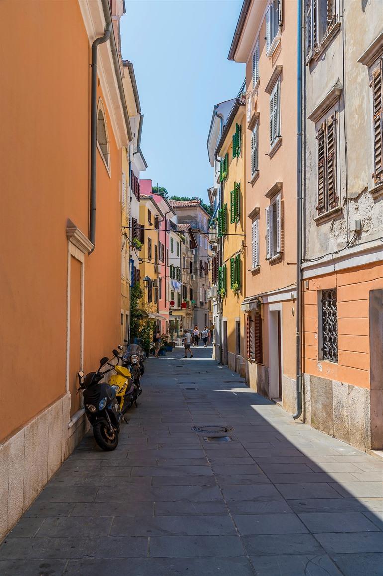 Charmante straatjes in de oude binnenstad van Piran, Slovenië