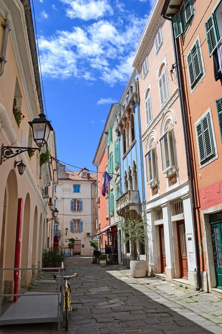 Charmante straatjes in de oude binnenstad van Piran, Slovenië