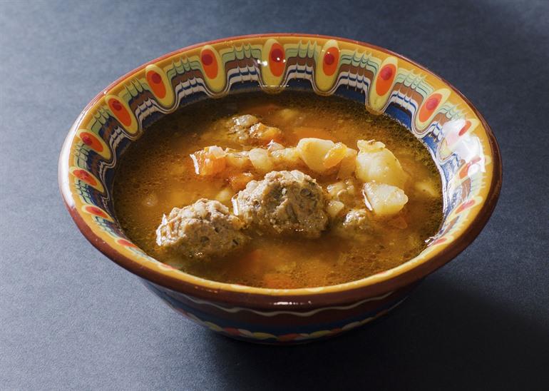 Ciorbā de Perisoare, Roemeense zure tomatensoep met balletjes