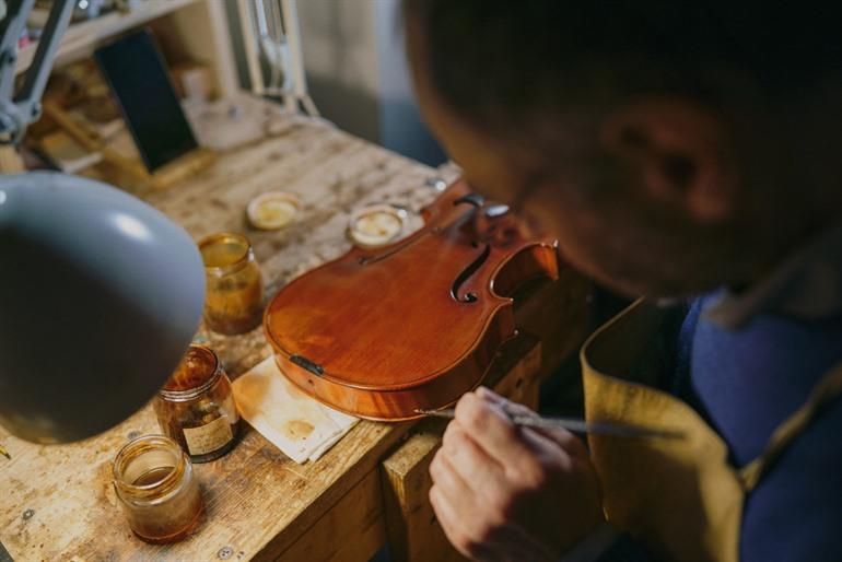 Cremona, vioolbouwer aan het werk
