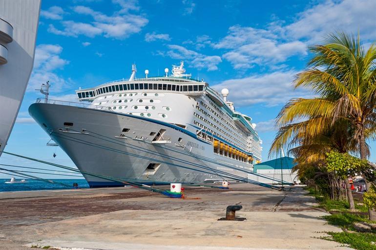 Cruiseschip in de haven van Oranjestad, Aruba