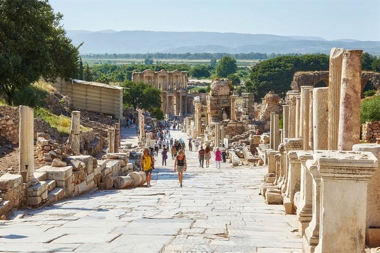 Curetes-straat, een van de hoofdstraten in Efeze, Turkije