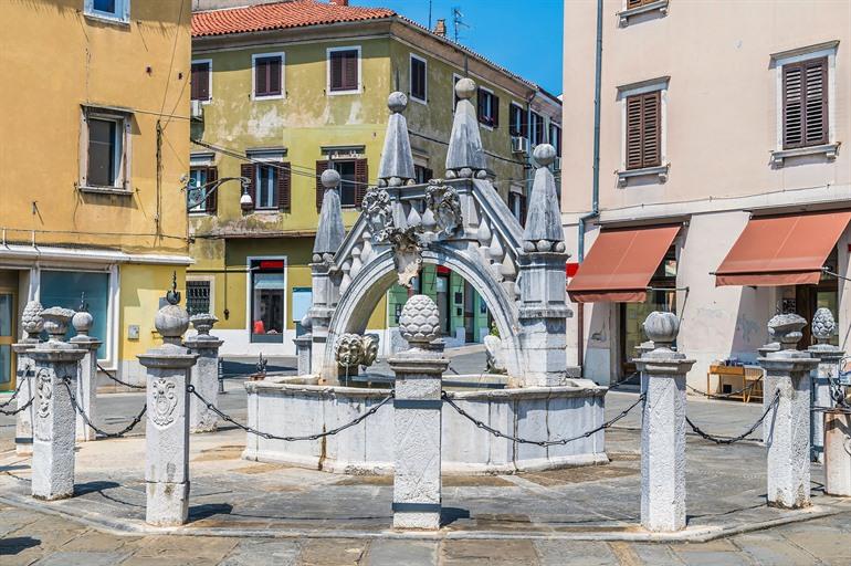Da Ponte-fontein op het Prešerenplein in Koper, Slovenië