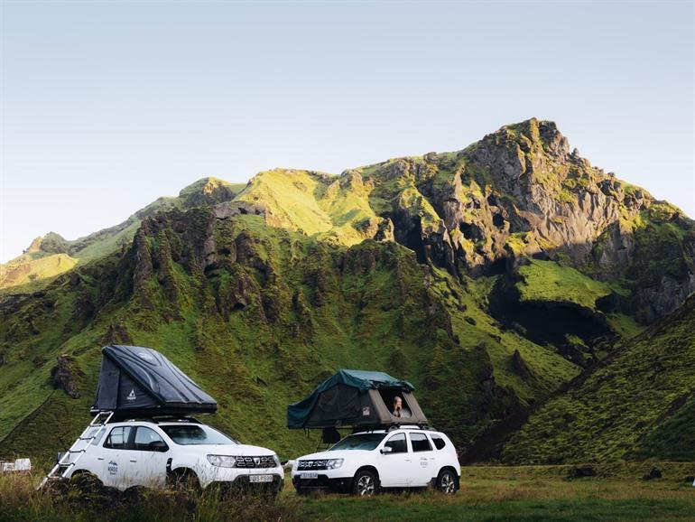 Dacia jeep 4x4 met daktent kamperen IJsland