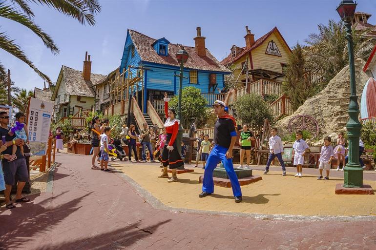 Dansen met Popeye en Olijfje in Popeye Village, Malta