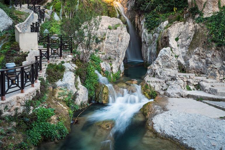 De Algar watervallen bezoeken in Guadalest