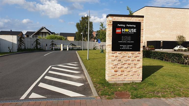 De betalende parking nabij het Lego House