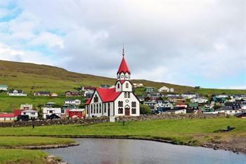 De charmante Sandavágur kerk, eiland Vágar