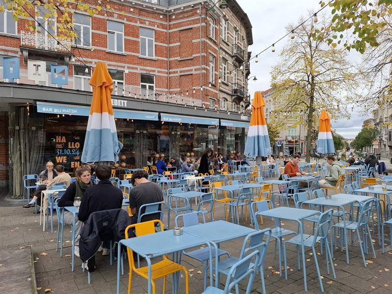 De dag afsluiten op het terras van Bar de Matin, Vorst