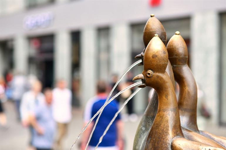 De drie pauwenkoppen met pauselijke kronen op de Kaiserbrunnen, Konstanz