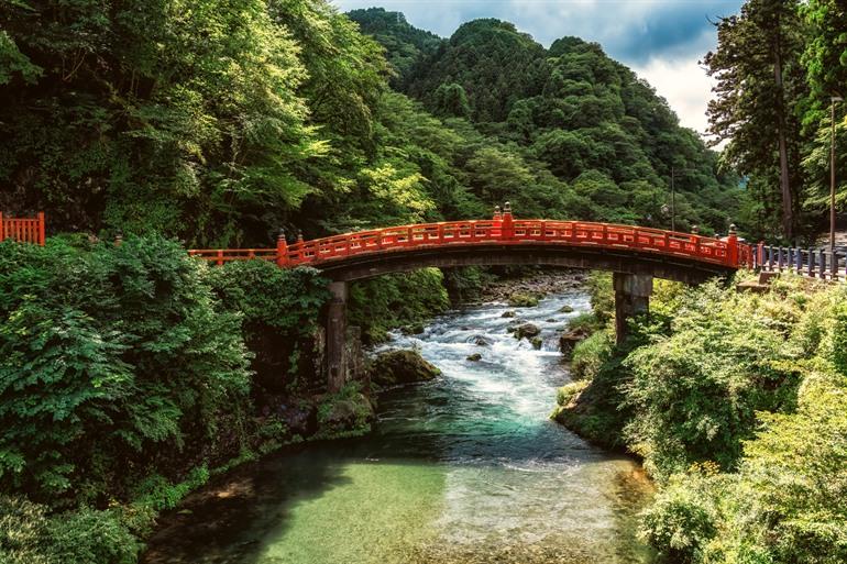 De elegante, rode Shinkyo Bridge