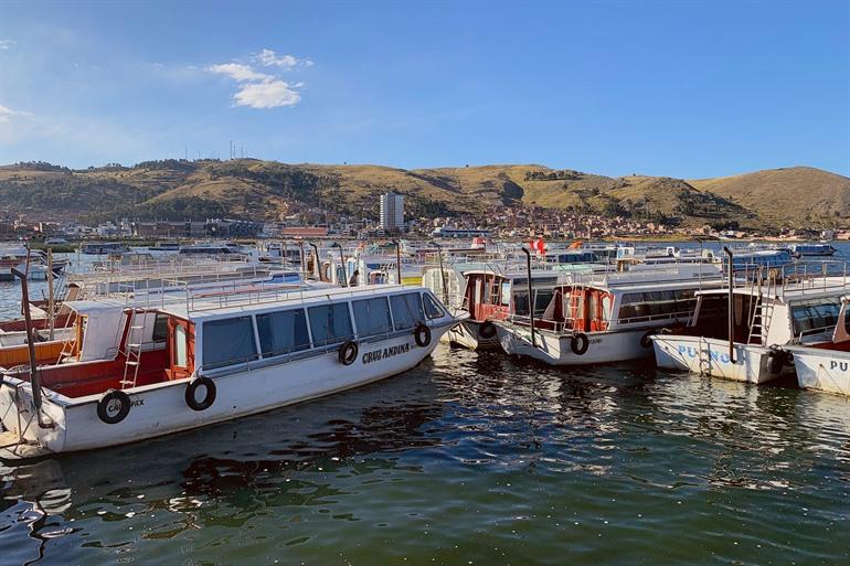 De excursieboten in de haven van Puno