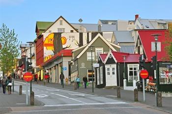 De fel gekleurde huizen Reykjavik