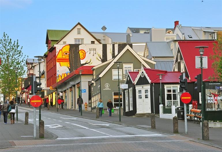 De fel gekleurde huizen Reykjavik