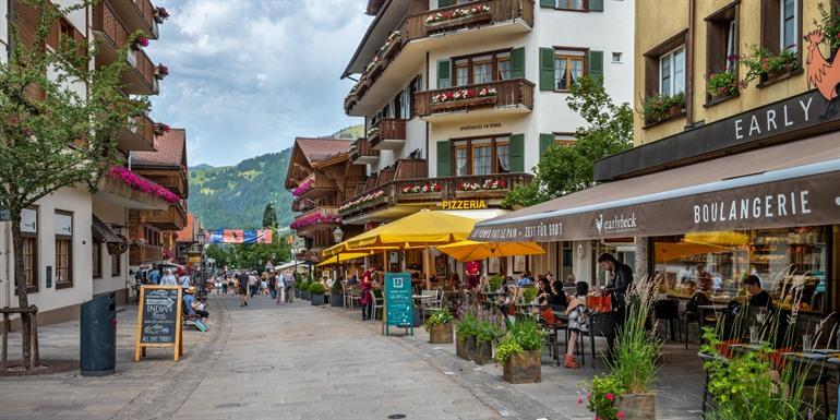 De gezellige Promenade van Gstaad