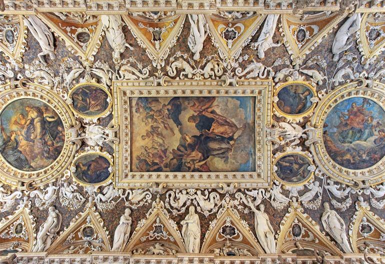 De hal van 4 deuren - plafond met schilderijen van Titiaan