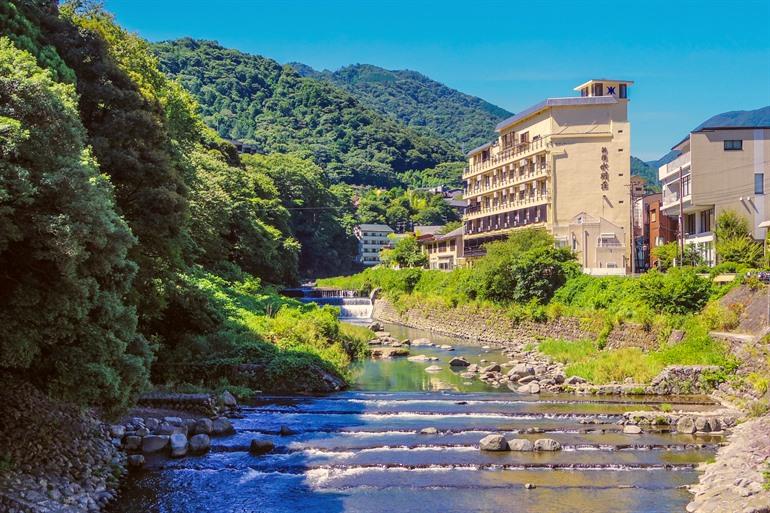 De Haya River stroomt door Hakone Yumoto