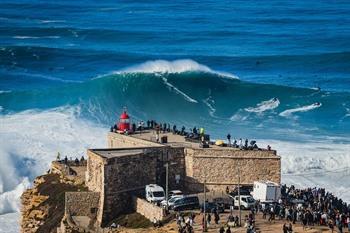 De hoge golven bij badplaats Nazaré, Portugal