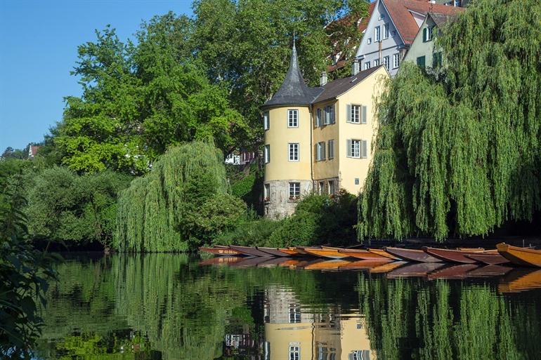 De Hölderlintoren aan de prachtige Neckar-oever