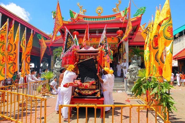 De Jui Tui-tempel bezoeken in Phuket tijdens het vegetarisch festival, Thailand