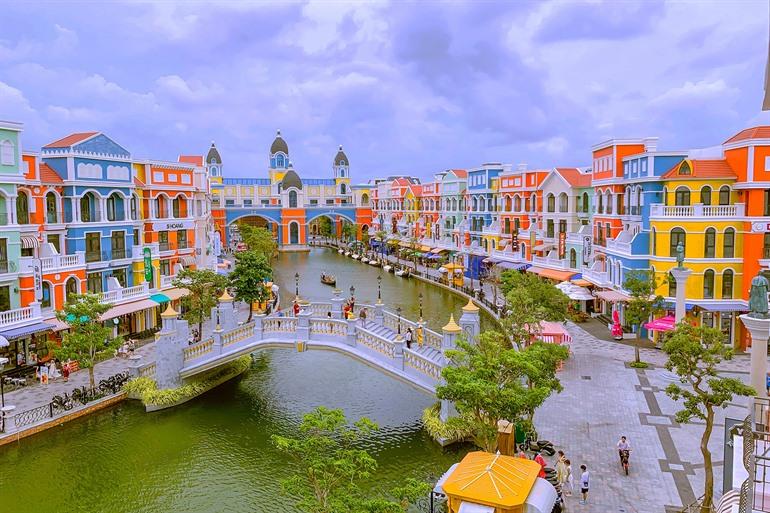 De kleurrijke huizen in Sunset Town