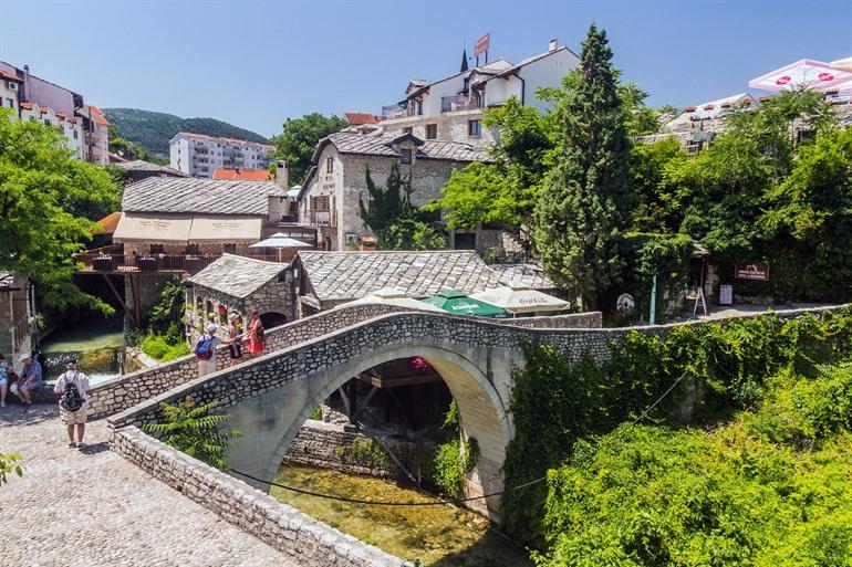 De Kriva Ćuprija of Scheve Brug in Mostar, Bosnië en Herzegovina