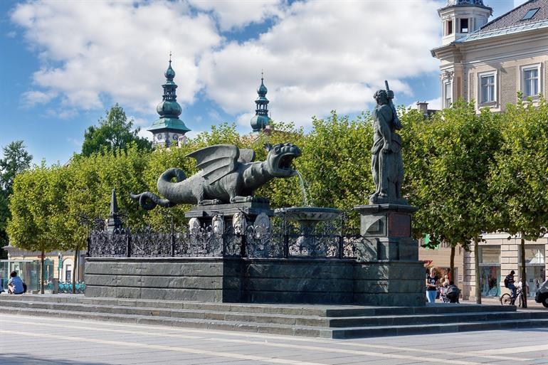 De Lindwurmbrunnen op de Neuer Platz